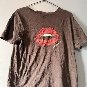 Graphic Lip Print Brown Tee with Red Lips